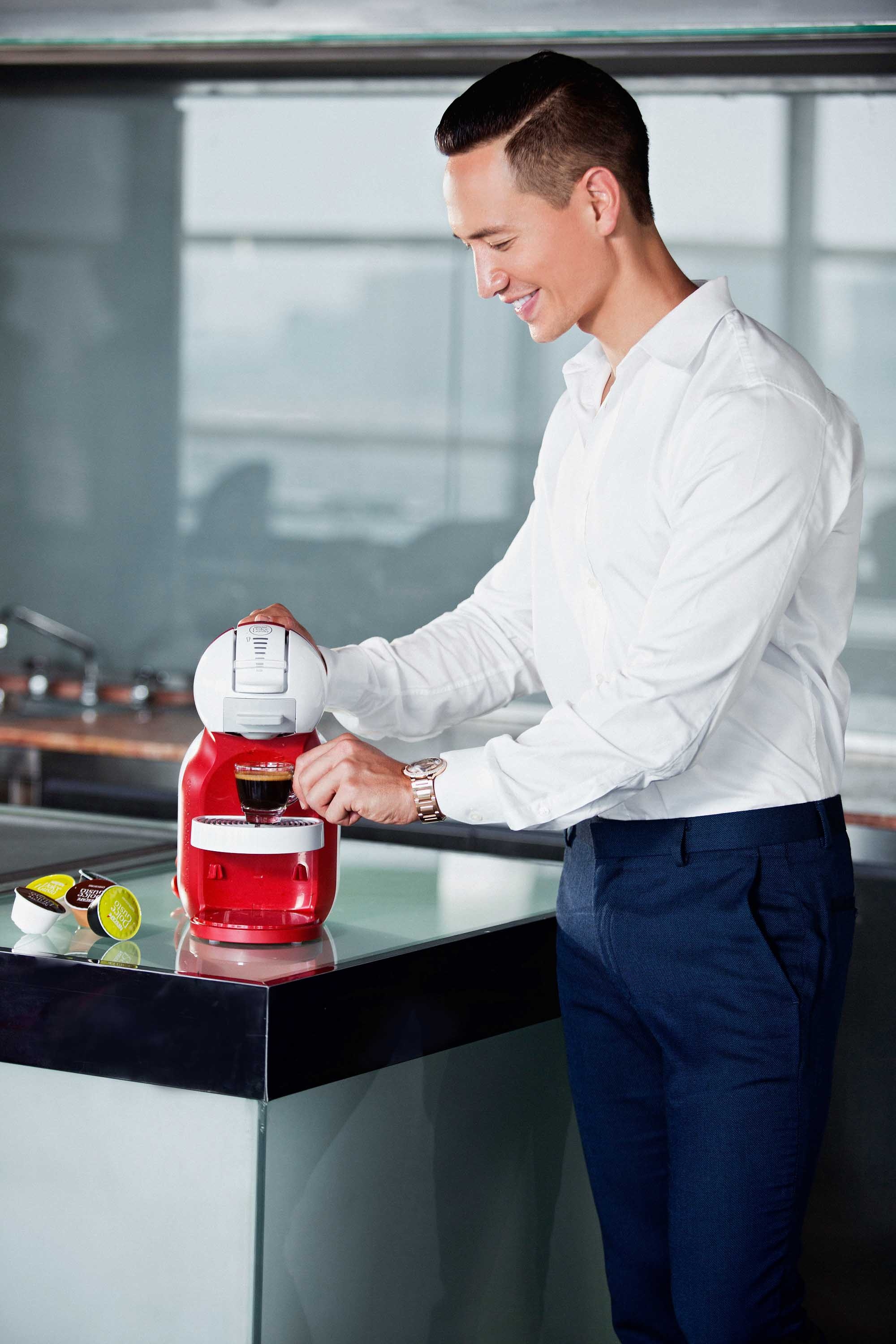 Nam diễn viên Kim Lý cũng đã tranh thủ dùng một tách cà phê trước khi làm việc để tinh thần được thoải mái và có thêm nhiều hứng khởi. “Tôi thích dùng Espresso Intenso trước mỗi một buổi chụp hình. Nhấp vào môi, đầu tiên là lớp crema mềm nhẹ, mới chỉ hơi vương chút cà phê. Thêm một chút nữa, khi lưỡi đã quen với vị hạnh nhân của crema, sẽ là vị nồng đậm đến bất ngờ.”, anh chia sẻ