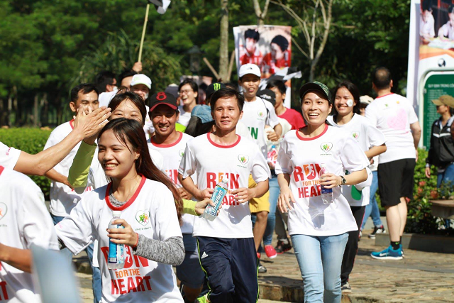 Hang nghin nguoi tham gia chay gay quy phau thuat cho tre em hinh anh
