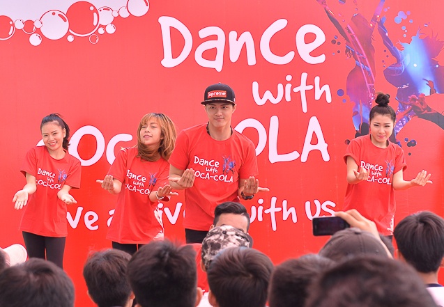   Xuất hiện tại sân trường ĐH Sư phạm kỹ thuật TP HCM, Lâm Vinh Hải khiến các bạn sinh viên hào hứng với tiết mục nhảy hiện đại điêu luyện cùng vũ đoàn MTE.  