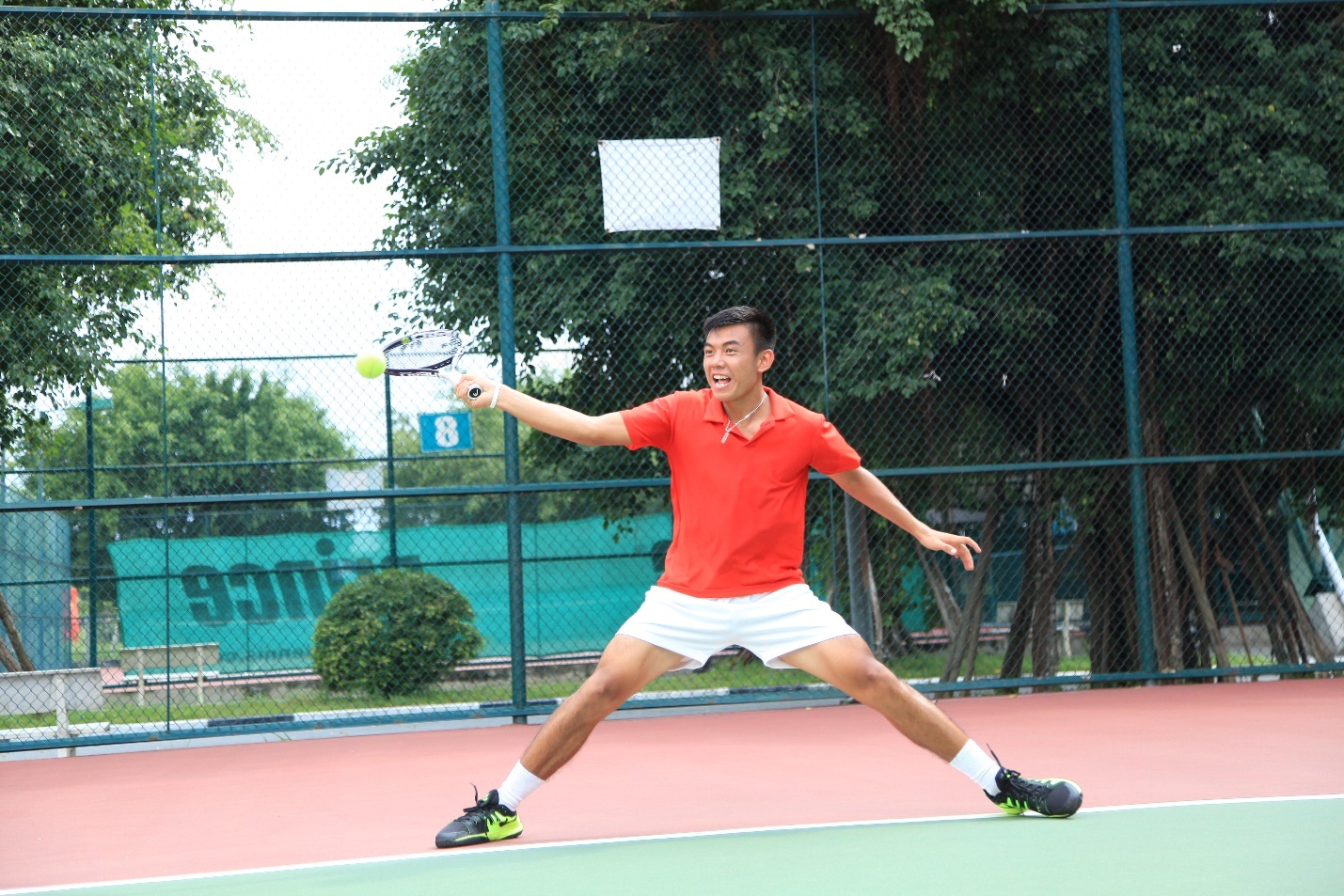 Pha cứu bóng đẳng cấp của tay vợt trẻ trong những lần tập luyện.