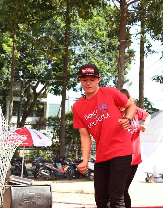  Dưới cái nắng gay gắt của thời tiết Sài Gòn, anh chàng vũ công điển trai vẫn cháy hết mình trong sự cổ vũ cuồng nhiệt từ khán giả.