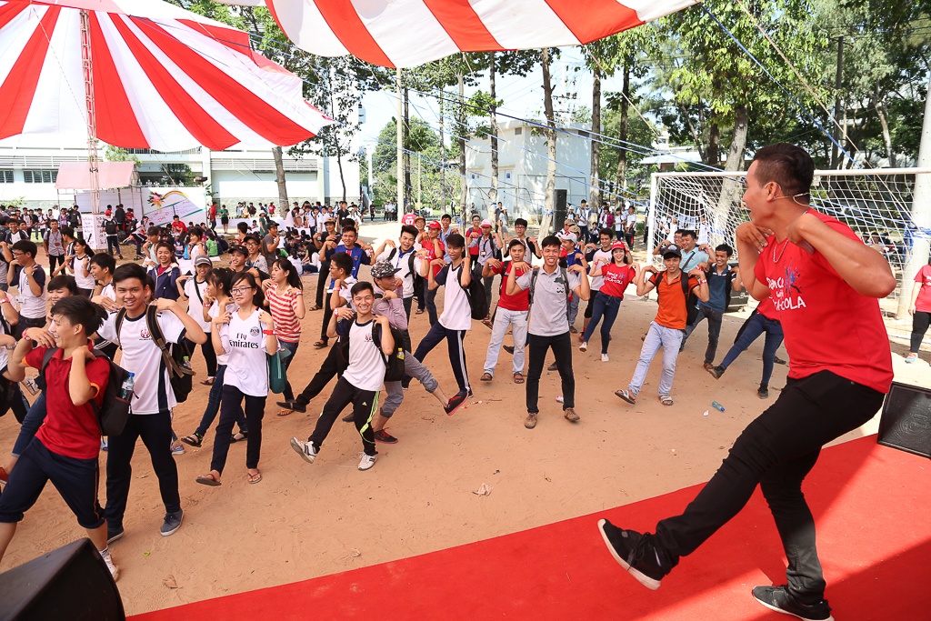   Lâm Vinh Hải còn “lôi kéo” các bạn cùng tham gia vào bài nhảy. “Mình rất bất ngờ và phấn khích với độ cuồng nhiệt ngoài sức tưởng tượng của các bạn trẻ ở đây”, quán quân Thử thách cùng bước nhảy 2012 chia sẻ.  
