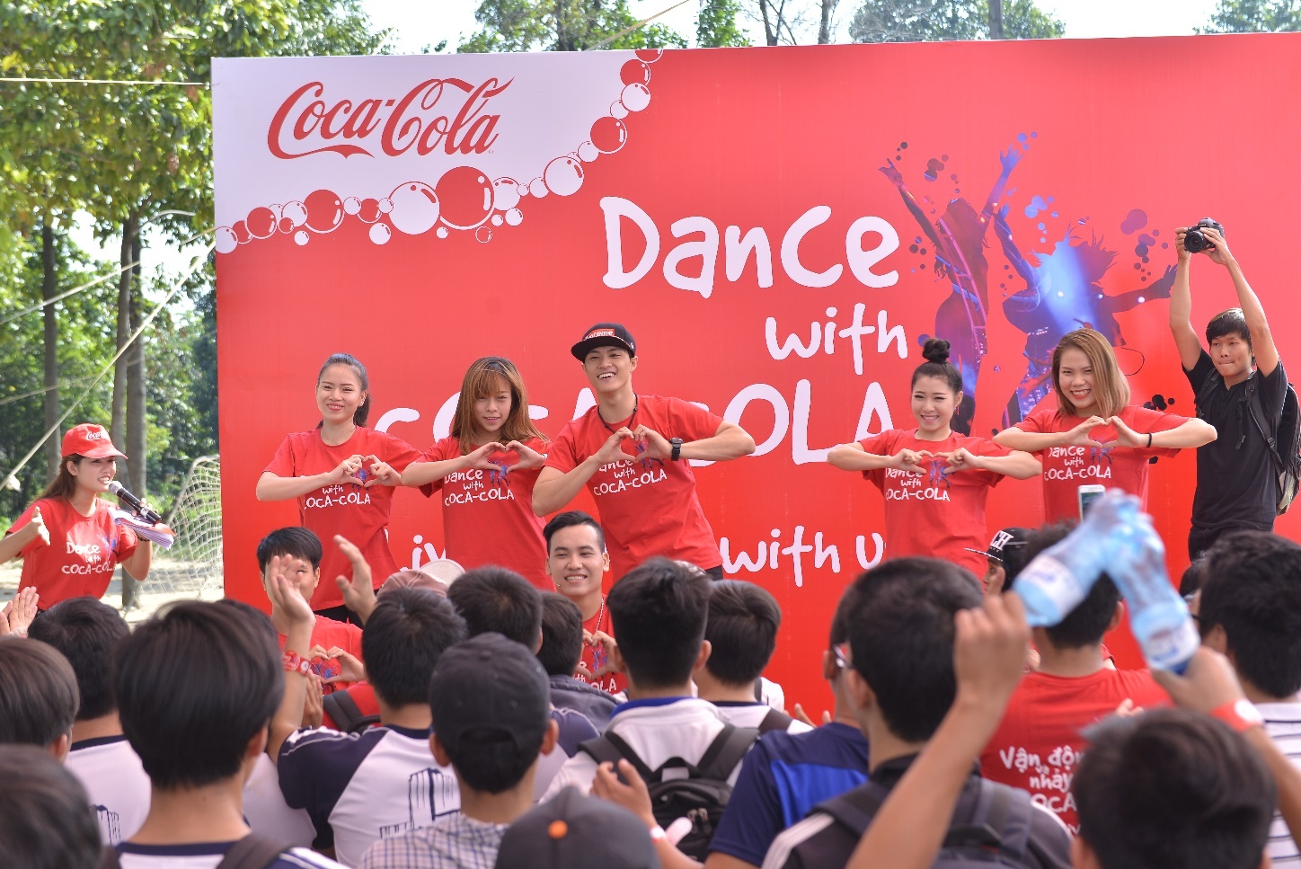  Có cơ hội khoe tài vũ đạo cùng thần tượng Lâm Vinh Hải, bạn Phùng Lê Quốc Trung (sinh viên ĐH Sư phạm kỹ thuật” bày tỏ: “Sau những ngày học tập cật lực, hôm nay được nhảy và được ‘bùng cháy’ cùng anh Lâm Vinh Hải, mình cảm thấy thật sự phấn khích”.  