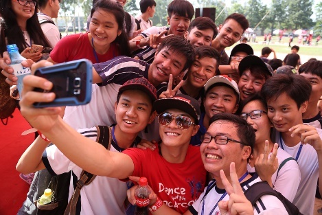     Lâm Vinh Hải ghi điểm với fan bằng tính cách thân thiện, vui vẻ. Anh liên tục cùng các bạn wefie để ghi lại những khoảnh khắc giao lưu đáng nhớ.  