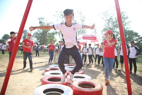 Bên cạnh phần văn nghệ, hàng nghìn sinh viên ĐH Sư phạm kỹ thuật tích cực thử sức với các trò chơi vận động, từ chạy vượt địa hình đến nhảy trampoline và tập xà. Thử thách nào cũng cần người chơi kết hợp vận động toàn thân, giải tỏa căng thẳng và giúp rèn luyện thể chất.  