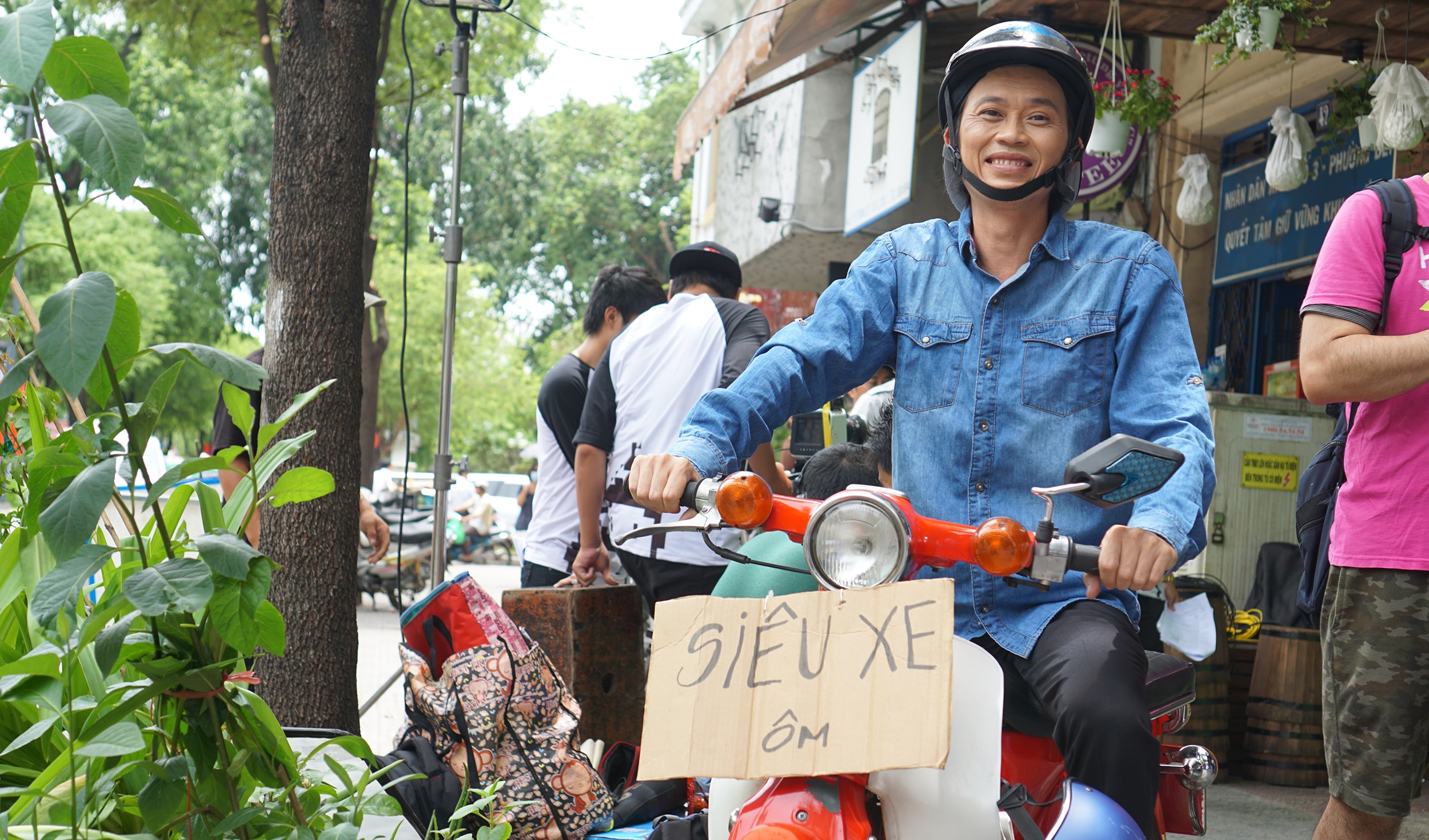 Hoai Linh gian di trong hau truong series hai moi hinh anh