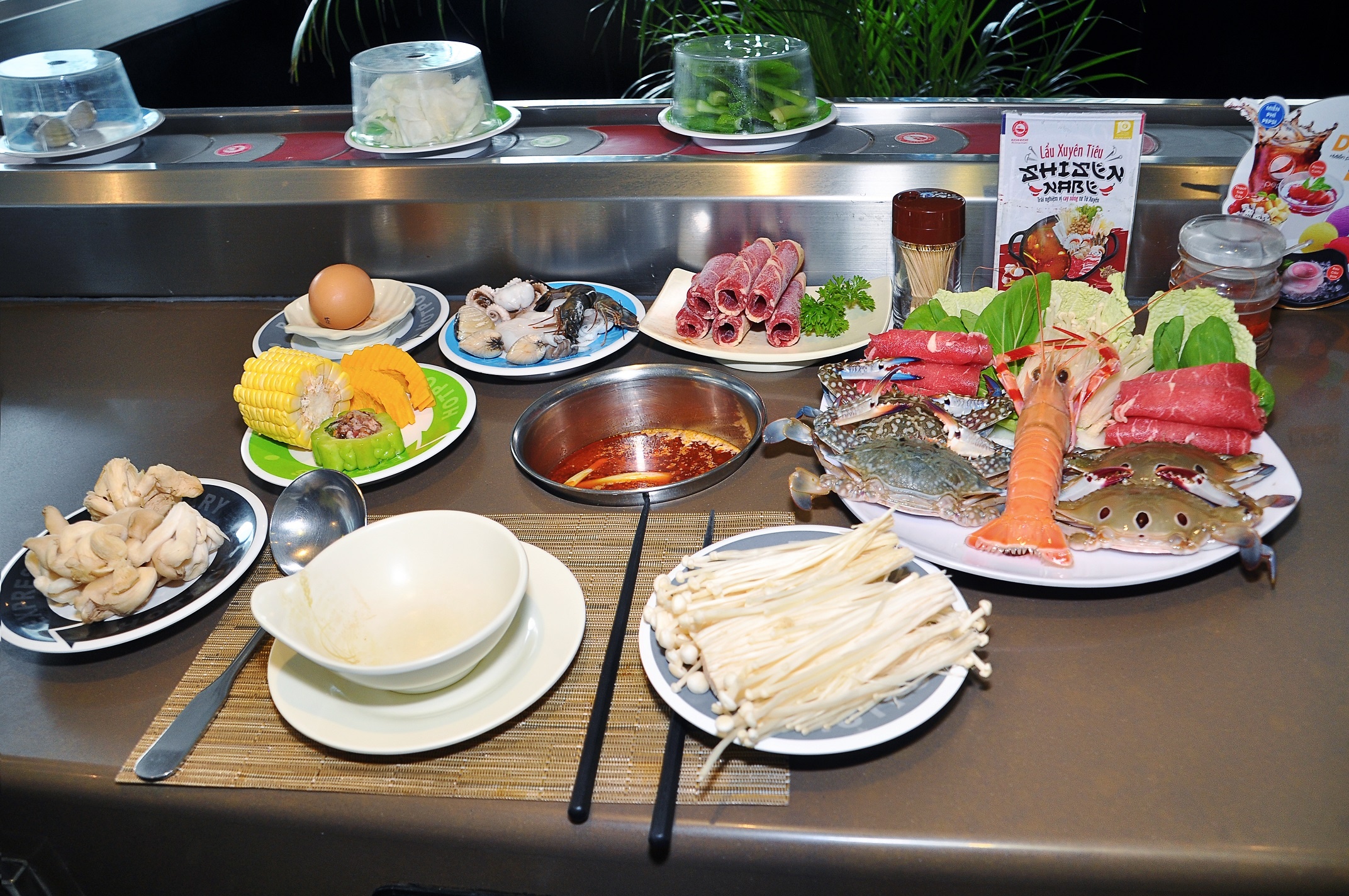 Thành Đô, thủ phủ của Tứ Xuyên được mệnh danh là kinh đô ẩm thực thế giới với các món ngon mang đậm tinh hoa món ngon Trung Hoa. Các món ăn tại đây thường đa màu sắc, giàu hương vị và kết hợp nhiều loại gia vị.