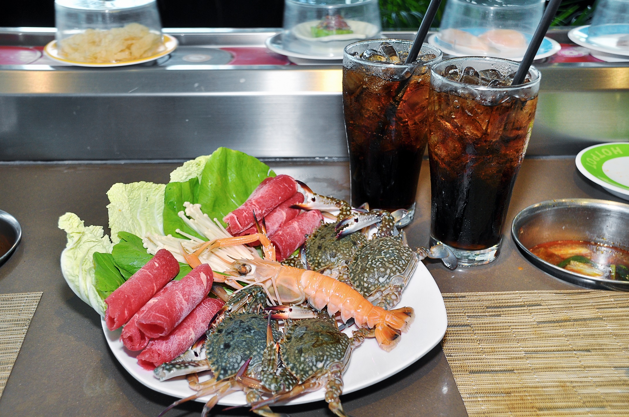 Tại Kichi Kichi, hương vị lẩu mới đi kèm combo hải sản tôm và ghẹ tươi, làm tăng độ thơm ngon, bổ dưỡng của nước dùng. 