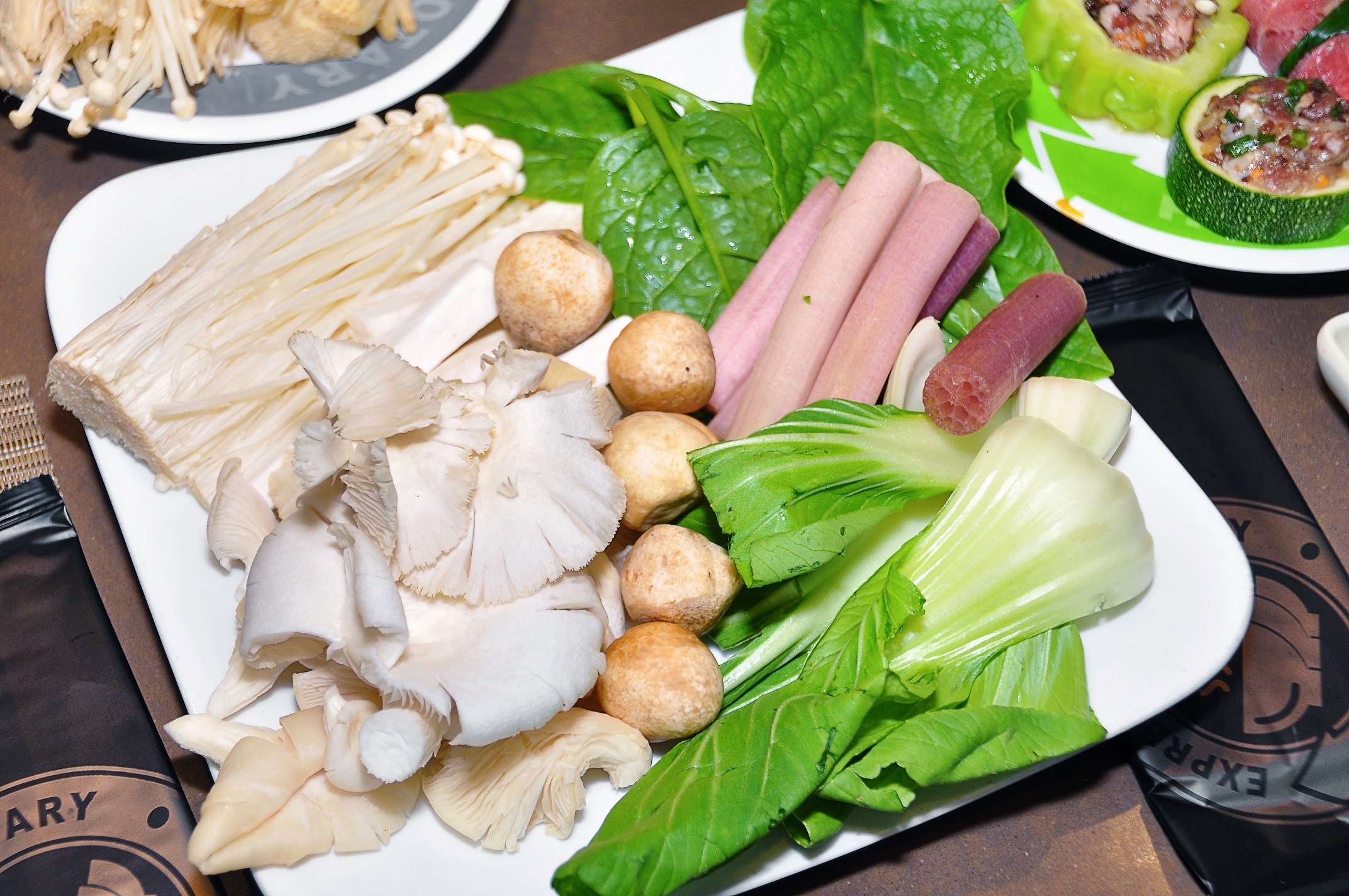 Nồi lẩu Xuyên Tiêu nóng hổi trở nên thanh mát, cân bằng hơn khi kết hợp các loại rau xanh và nấm tươi, kích thích vị giác người ăn từ khi chạm đũa đến cuối bữa ăn.