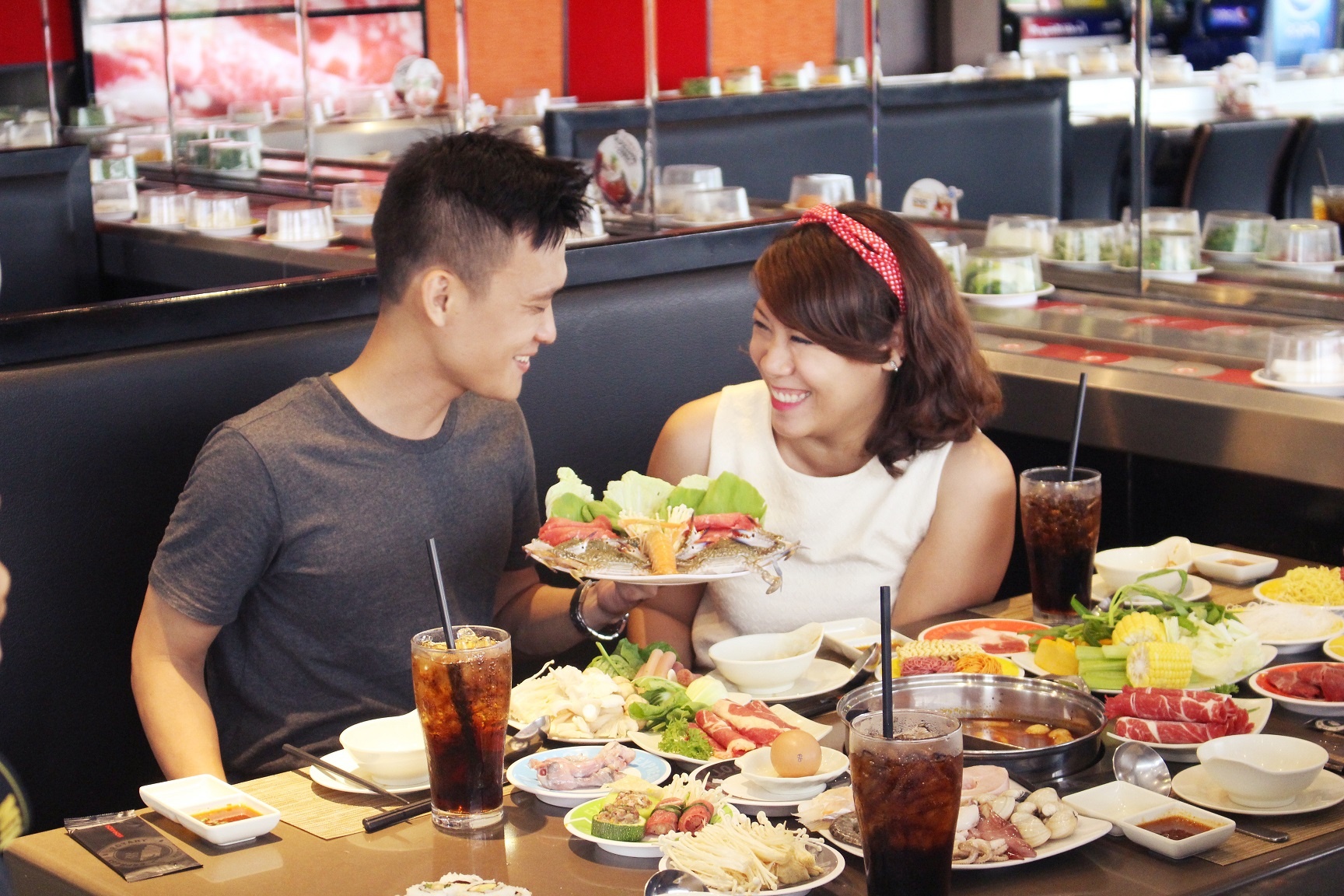 Khi gọi combo hải sản, thực khách được tặng kèm 2 ly Pepsi tươi mát lạnh, giúp hạ nhiệt vị cay nóng từ lẩu Xuyên Tiêu.