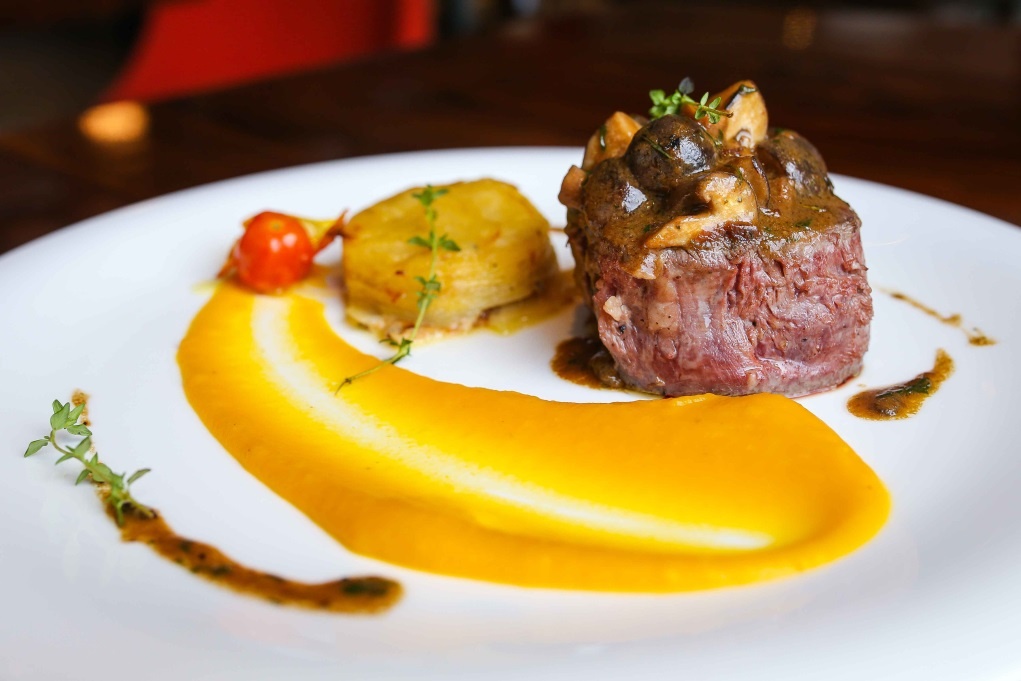 Bò Wagyu nổi tiếng bởi thớ thịt đẹp mắt với vân mỡ xen lẫn cơ thịt săn chắc.