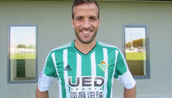 Van der Vaart cùng Mẫu áo đấu mới của Real Betis với Logo nhà tài trợ phía trước
