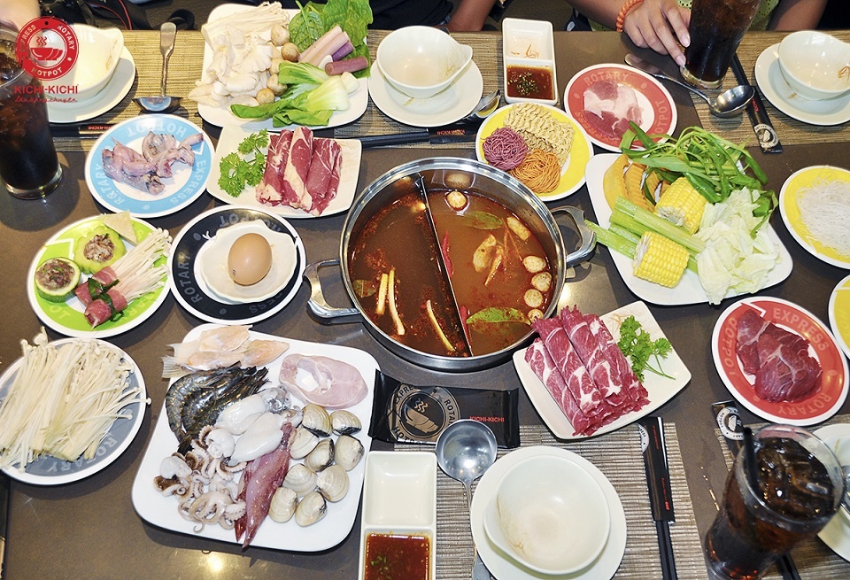 Với món lẩu Xuyên Tiêu (Shisen Nabe) cay nồng đậm chất Tứ Xuyên, các đầu bếp Kichi Kichi khéo léo biến hóa để phù hợp khẩu vị thực khách Việt. Lẩu có vị cay đặc trưng từ tiêu và ớt đỏ, hòa quyện cùng vị ngọt đậm đà của nước cốt xương và mùi hạt hoa tiêu thơm nồng.