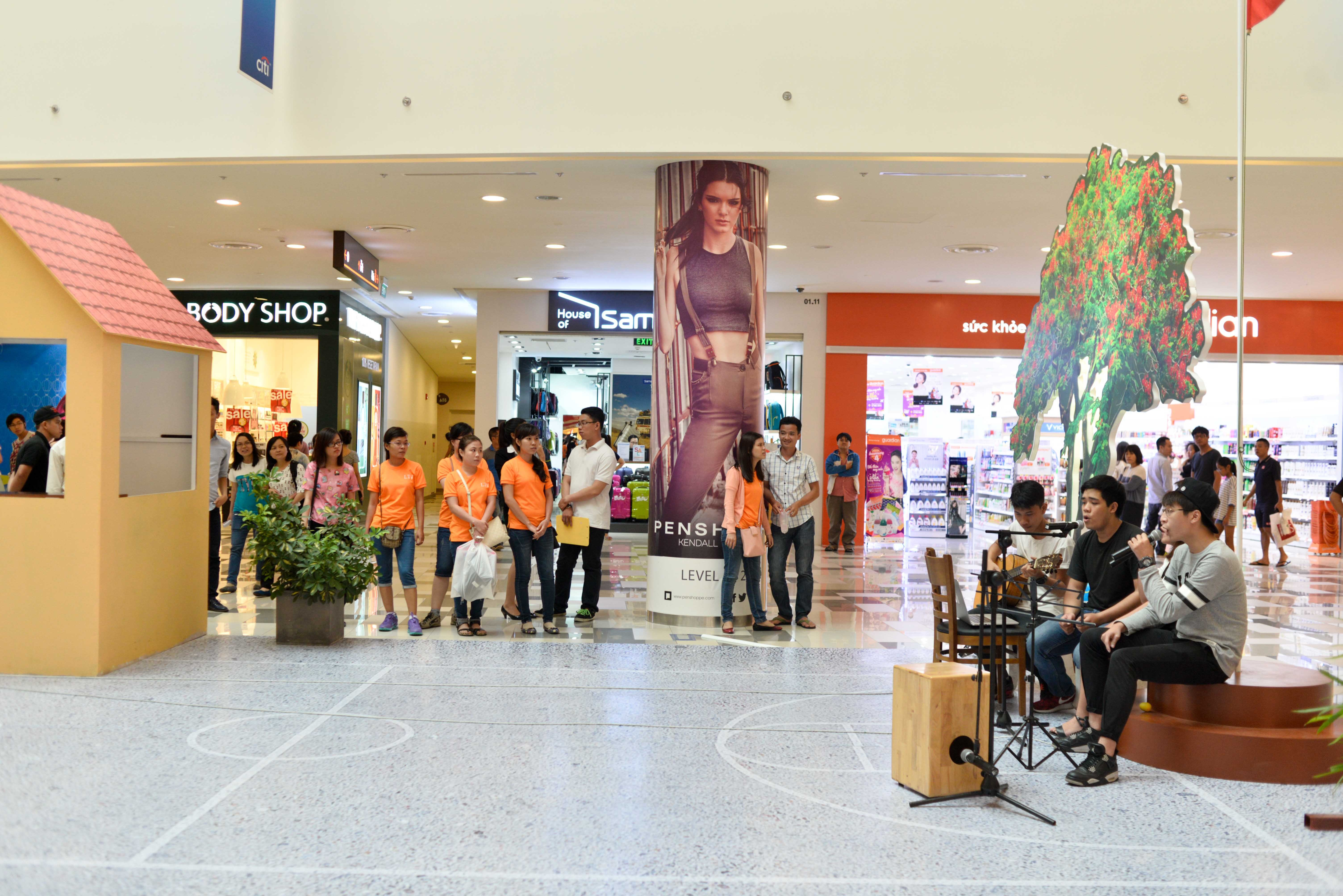 Một nhóm du ca trình diễn ca ca khúc về thầy cô bằng nhạc cụ mộc.