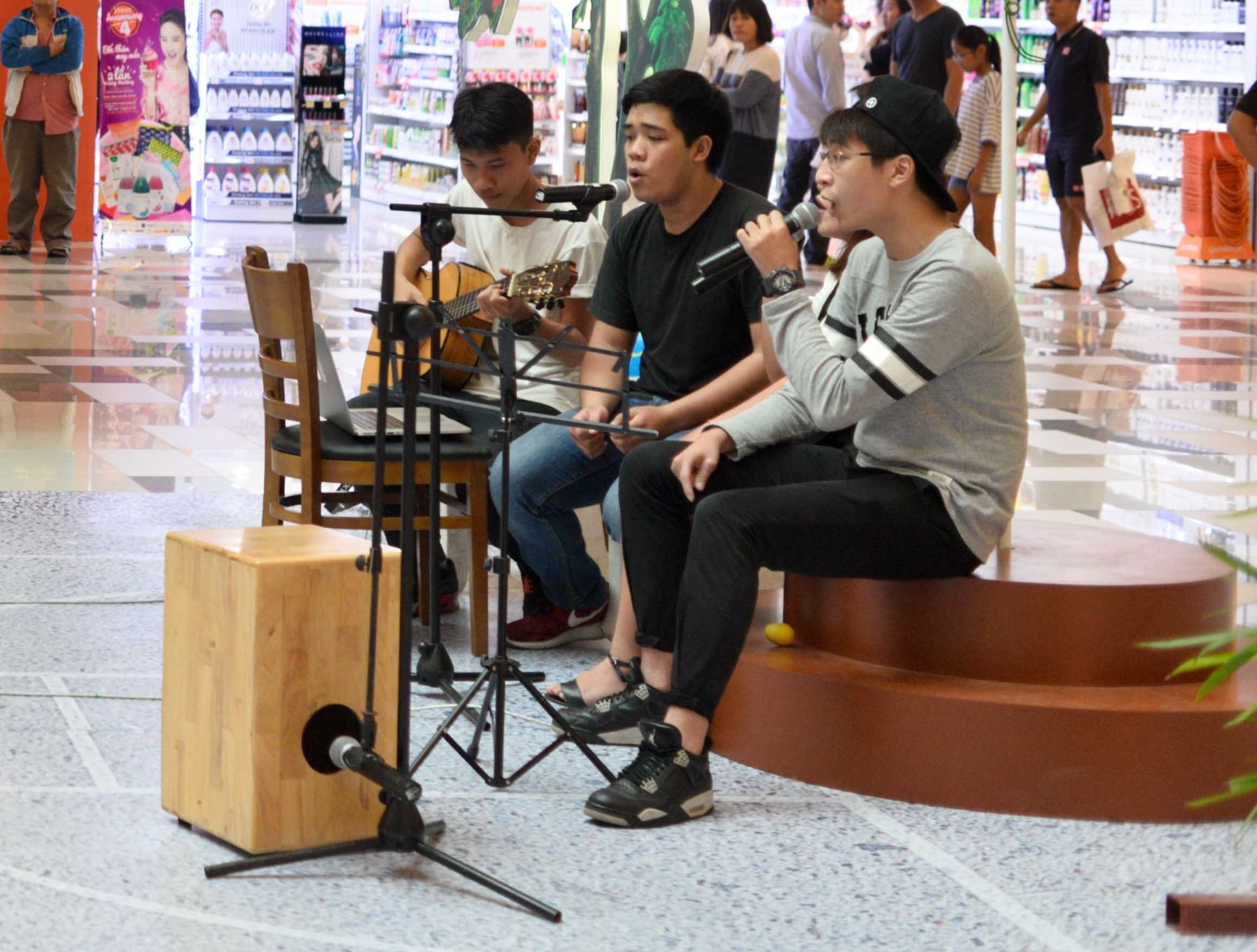 Gioi tre Sai Gon to chuc du ca mung ngay Nha giao hinh anh