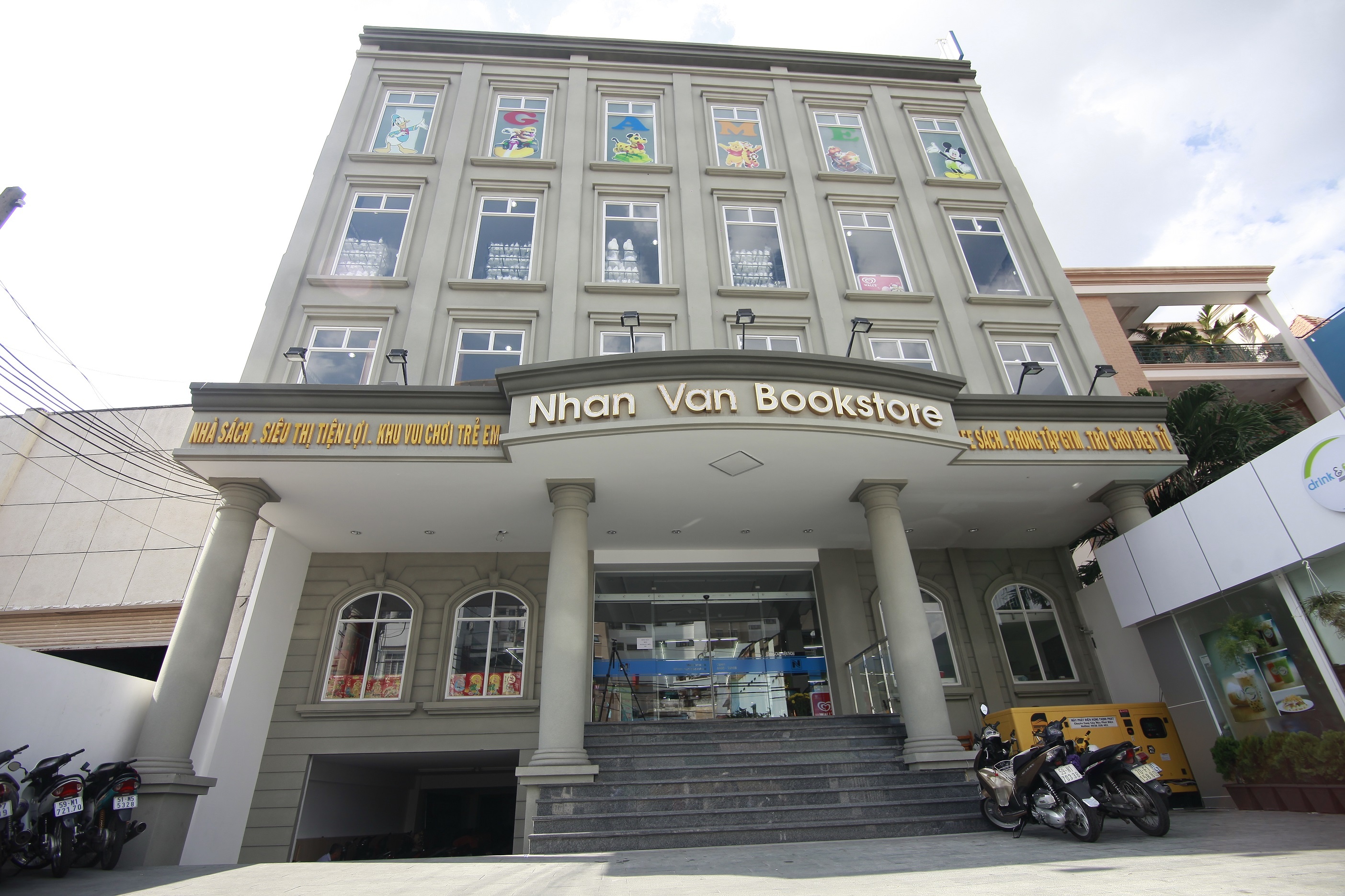 Nhà sách thứ 12 vừa khai trương của Công ty cổ phần văn hóa Nhân Văn (527 Lạc Long Quân, phường 10, quận Tân Bình, TP HCM) tích hợp 3 chức năng: nhà sách, siêu thị hàng tiêu dùng và cà phê sách; mang đến không gian cho người mê sách, lẫn nơi thư giãn giải trí, mua sắm dành cho mọi người.