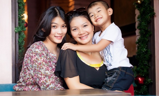 Kiều Trinh hạnh phúc cùng các con.