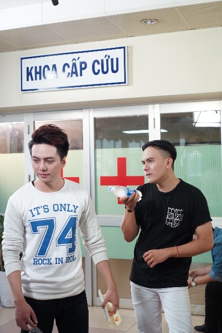 Tháng 10/2015, Ghiền Mì Gõ nhận Silver Button Play (Nút Play Bạc) từ YouTube vì sở hữu lượng người theo dõi và yêu thích ấn tượng.