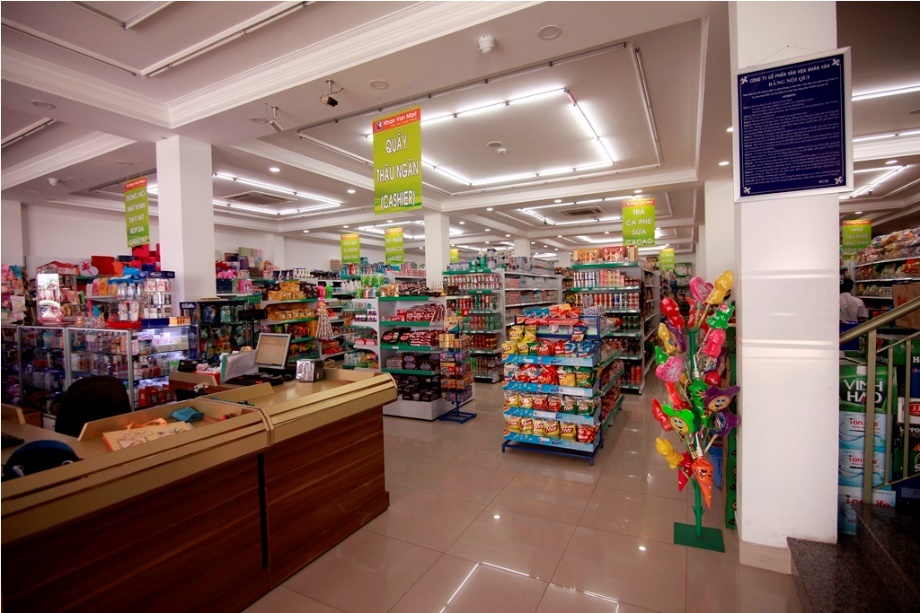   Với tổng diện tích xây dựng hơn 2.500 m2, không gian nhà sách gồm tầng hầm, tầng trệt và 3 tầng lầu. Trong đó, tầng hầm là văn phòng nhà sách và nơi giữ xe miễn phí, tầng trệt là siêu thị tiện lợi bán các mặt hàng tiêu dùng.