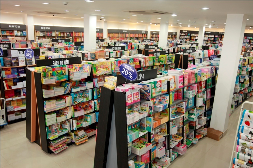 Khu vực nhà sách tổng hợp trưng bày và giới thiệu nhiều loại sách của các nhà xuất bản trong và ngoài nước nằm ở tầng một.