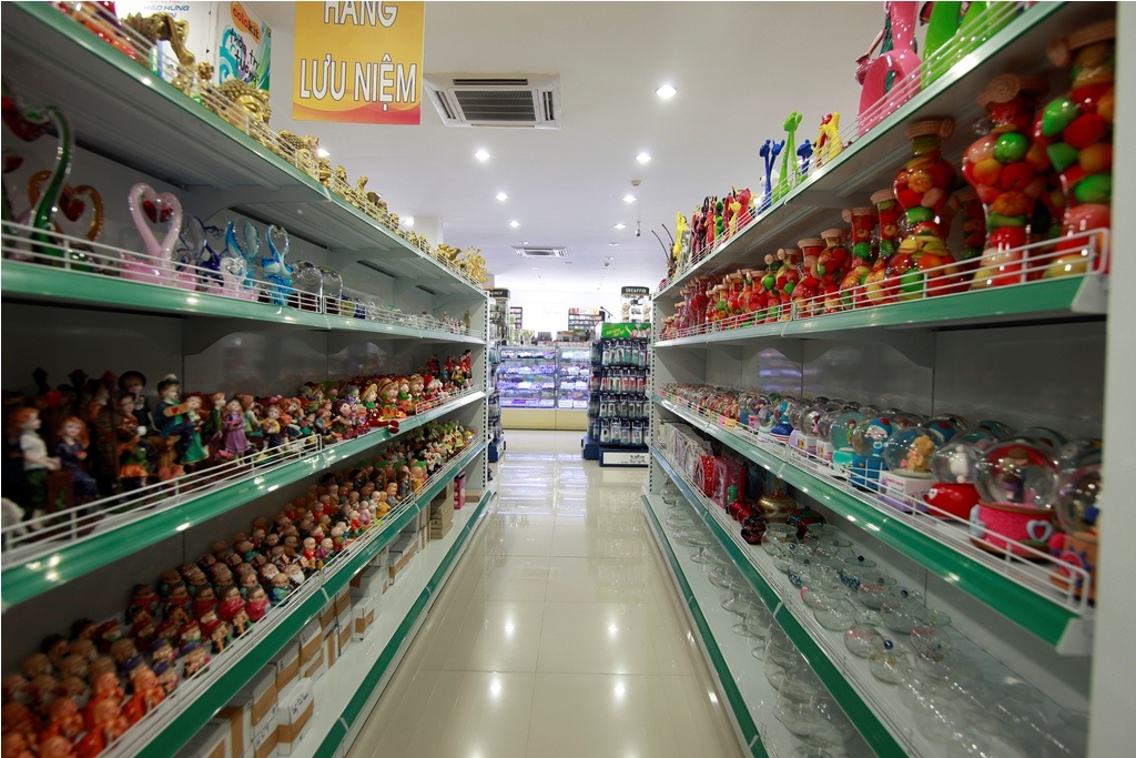 Ngoài lầu một trưng bày sách, lầu hai là khu vực văn phòng phẩm, đồ dùng học đường, băng đĩa học tập, dụng cụ thể dục thể thao, trang phục học sinh - sinh viên, đồ chơi thiếu nhi, quà lưu niệm...