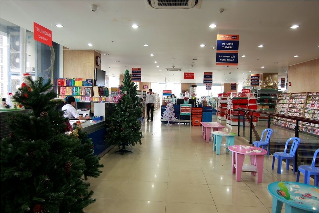 Trong khu dành cho thiếu nhi, học sinh và phụ huynh được trải nghiệm miễn phí nhiều thiết bị giáo dục hiện đại như bộ tủ sách biết nói hay bút thông minh. Ba mẹ cũng có thể tham gia học và chơi với con nhằm kích thích tinh thần học tập của các em.