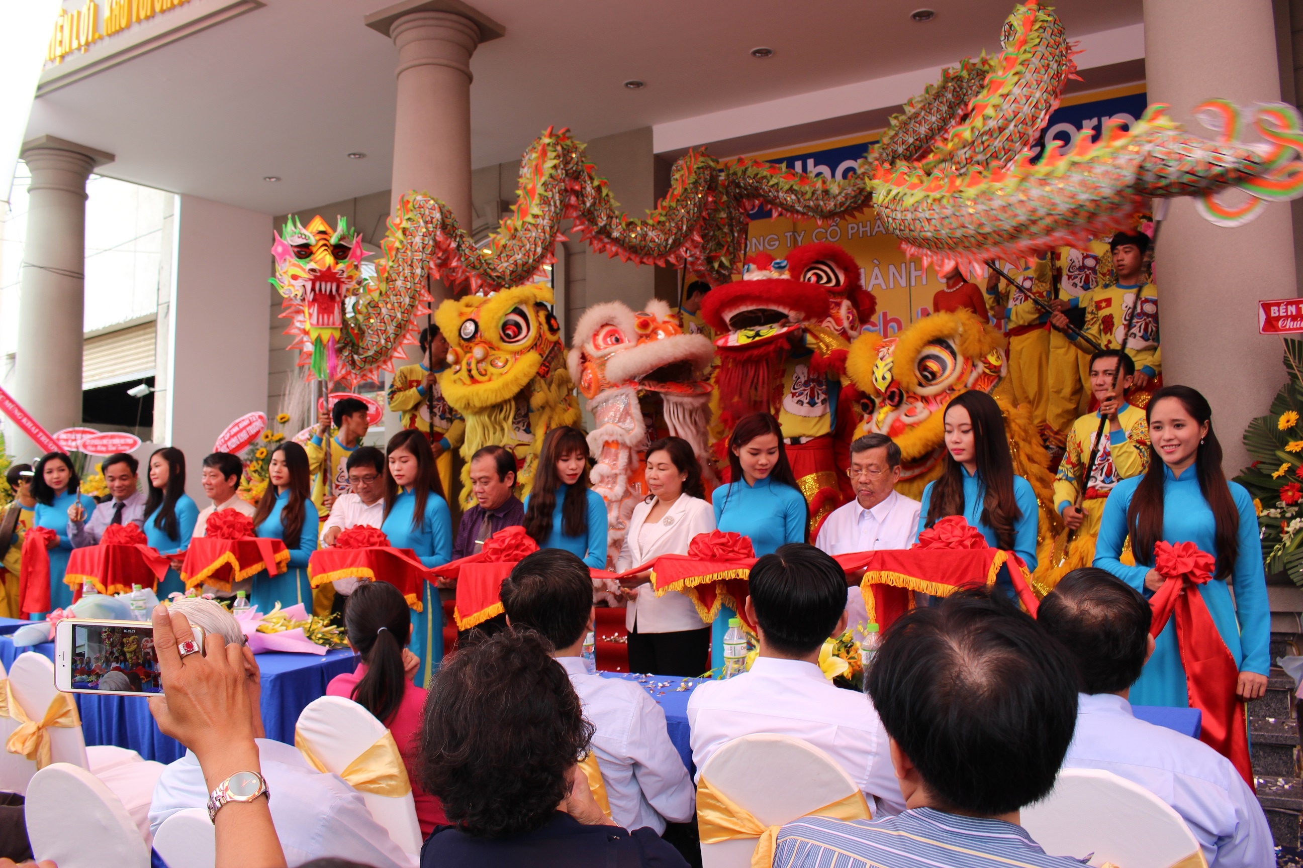 Nhà sách cũng ra mắt 2 bộ giáo trình học tiếng Nhật độc quyền được giảng dạy tại Đại học Sư Phạm TP HCM. Giáo trình giúp học viên nắm vững hệ thống tiếng Nhật rõ ràng, biết cách sắp xếp hợp lý các từ vựng phức tạp.