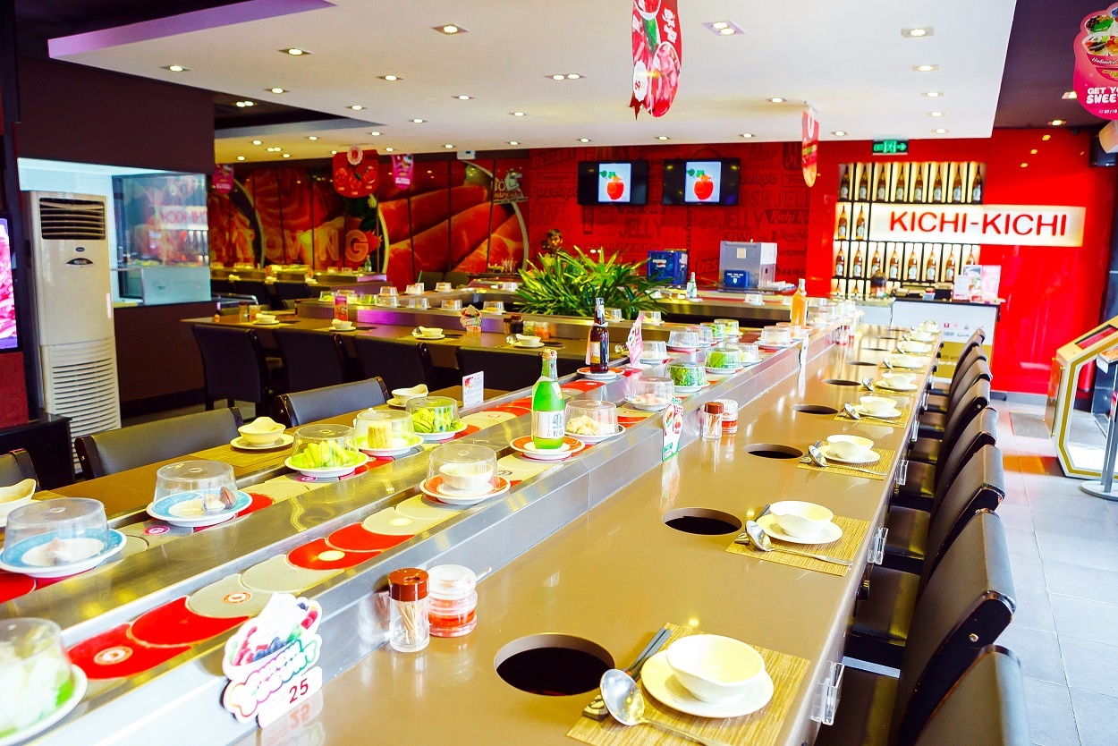 Bên cạnh đó là hơn 100 loại thực phẩm như cổ bò và lưỡi bò Mỹ, nấm bổ dưỡng, rau tươi, cùng nhiều món đặc biệt trên băng chuyền Kichi Kichi.