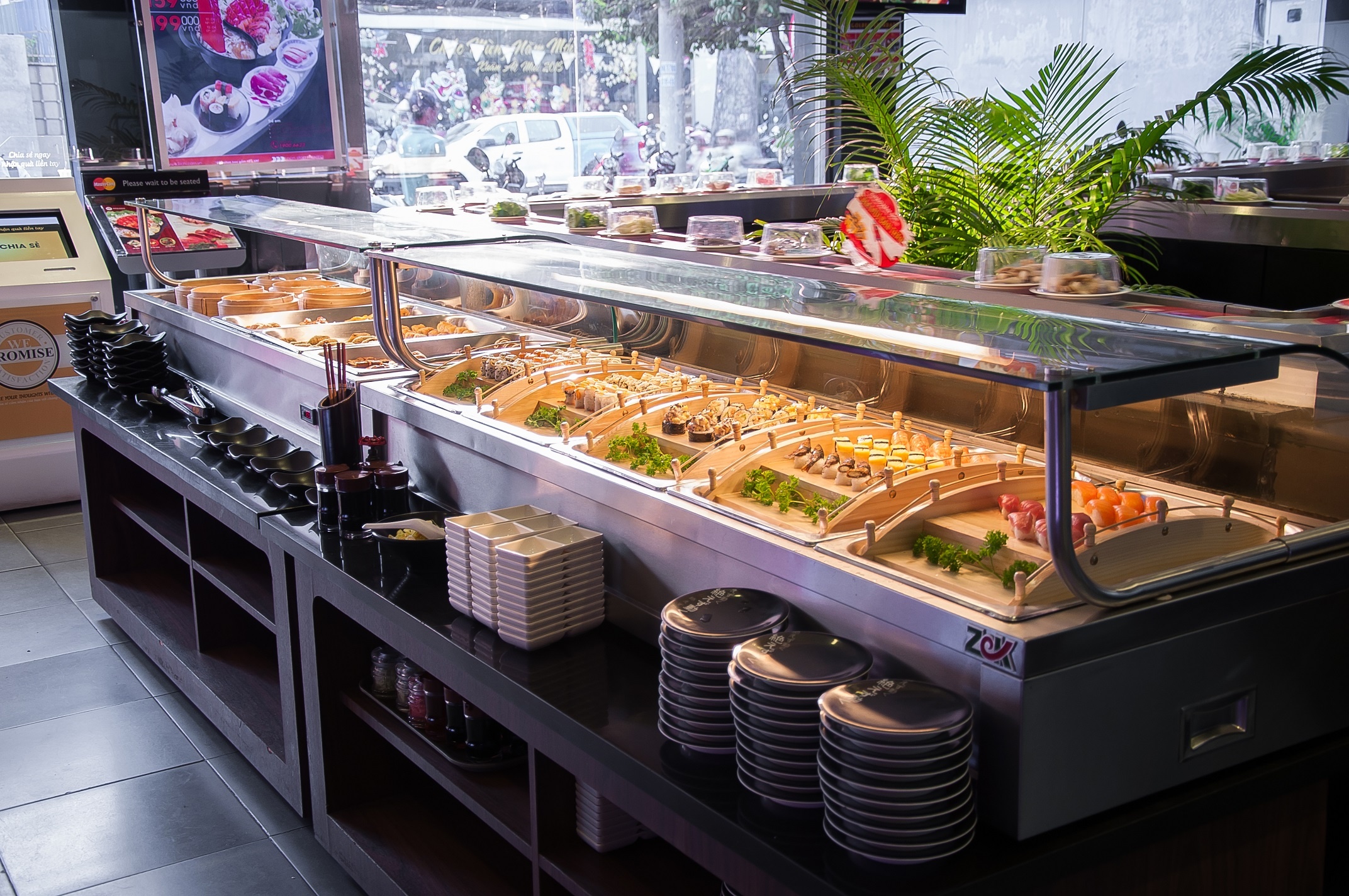Vào các buổi tối và ngày cuối tuần, thực khách thoải mái thưởng thức nhiều loại sushi, dimsum, xiên nướng… tại quầy buffet. 