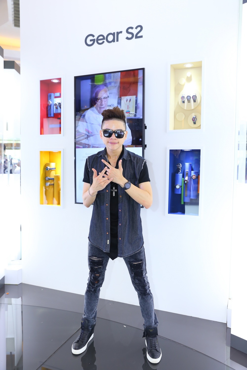 Là người của công chúng, Hoàng Tôn luôn tất bật với lịch làm việc dày đặc. “Nhờ có Samsung Gear S2, Tôn có thể kiểm tra email công việc ngay trên đồng hồ, tiện lợi và tiết kiệm thời gian”, tác giả ca khúc Nỗi nhớ đầy vơi nói.