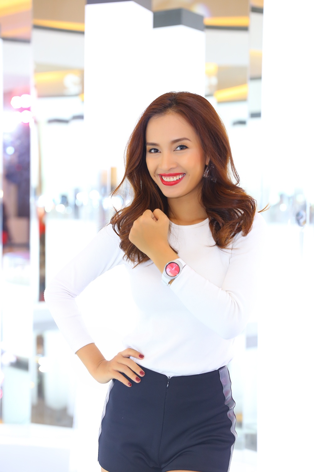 Ái Phương cũng tỏ ra hào hứng với kiểu dáng và bộ dây đeo thời trang của mãu đồng hồ thông minh mới. Cô chia sẻ: “Thiết kế của đồng hồ thông minh này nhìn năng động nhưng cũng rất sang trọng, phù hợp với mọi loại trang phục; từ đi học, đi làm hay cả khi đi diễn”.