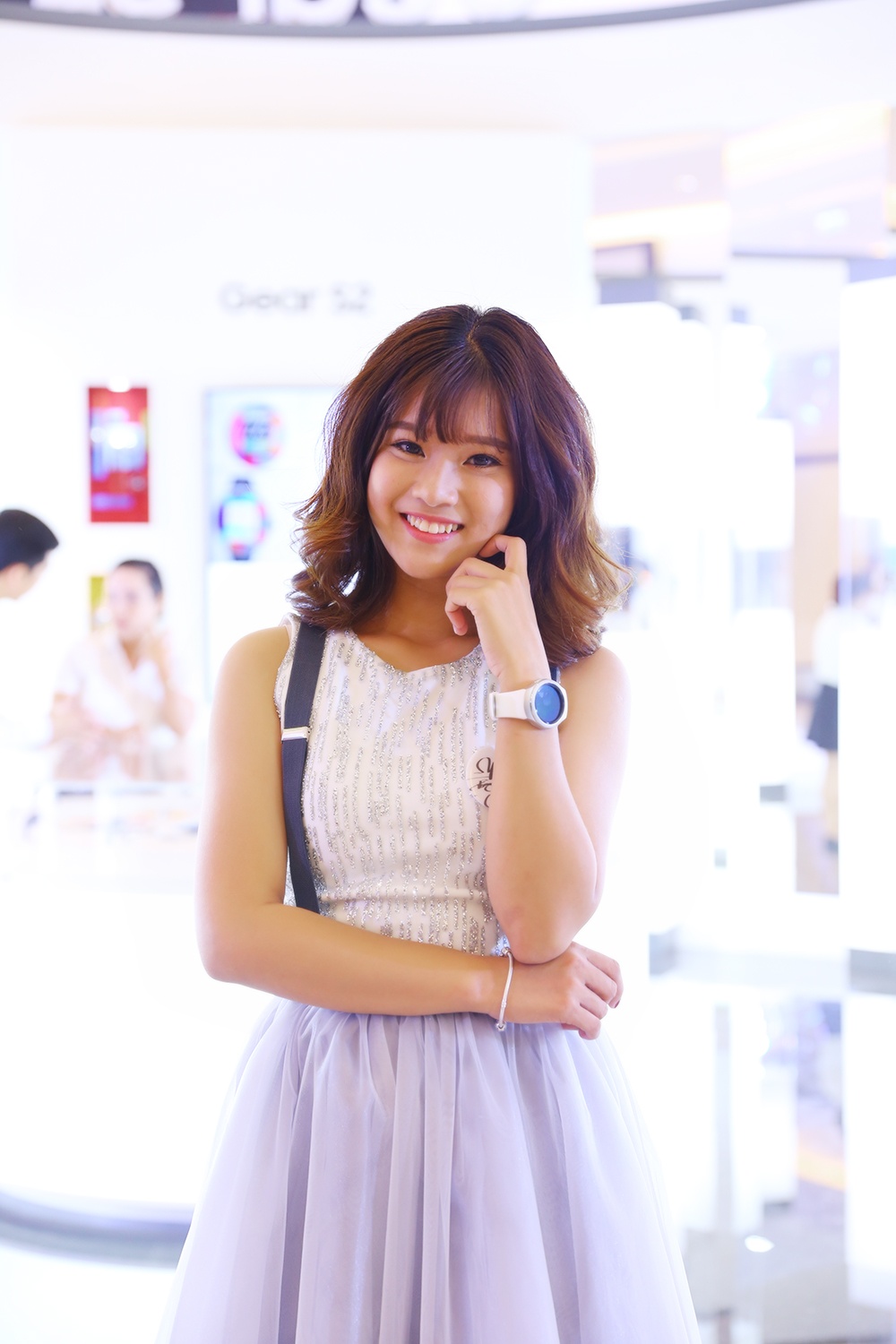 Á quân Học viện ngôi sao 2014 Hoàng Yến Chibi nhí nhảnh tạo dáng với đồng hồ mới. Cô nàng chọn phiên bản thể thao màu trắng, kết hợp ăn ý cùng bộ cánh xinh xắn.