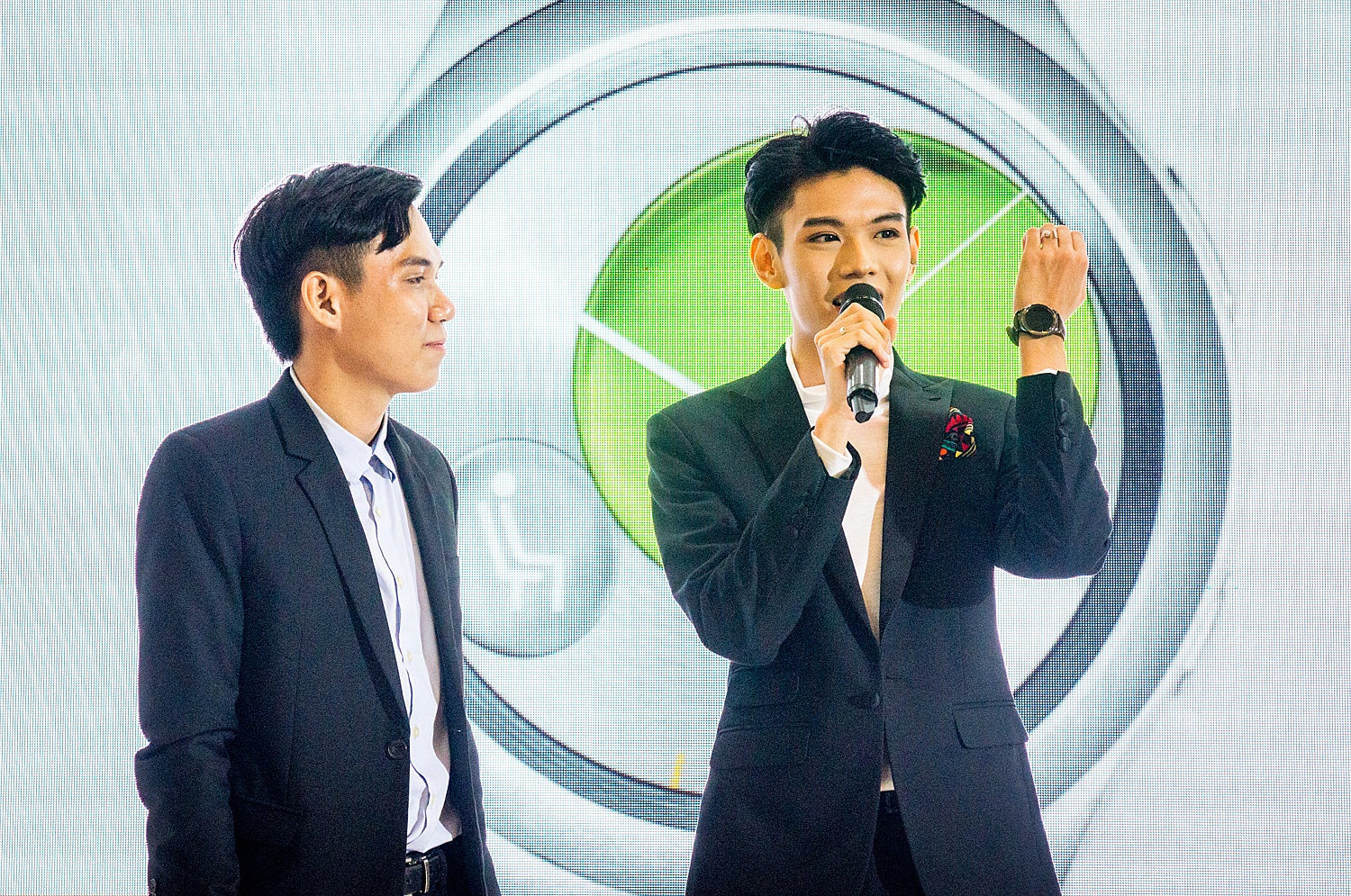 Ca sĩ Đào Bá Lộc chọn Gear 2 bởi model có 2 phiên bản là Sport (thể thao) với dây nhựa cao cấp và Classic (cổ điển) với dây da thật để tự do lựa chọn theo nhu cầu và sở thích. 