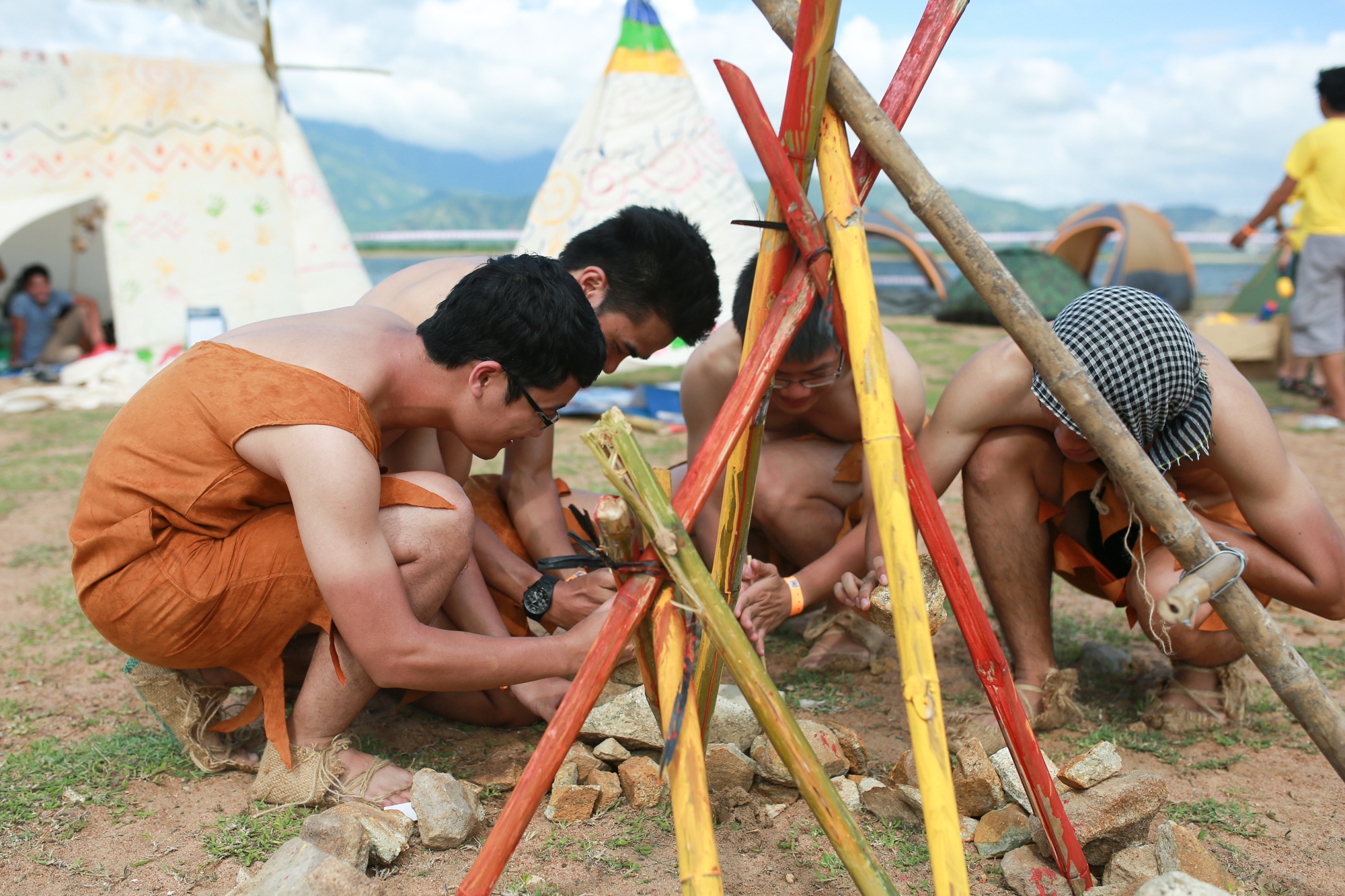 Đến The Fire, các bạn trẻ tự di chuyển, tự chuẩn bị các vật dụng sinh hoạt, ăn ở trên đồi cừu, Ninh Thuận. Đây là khu vực còn hoang sơ và vắng bóng tiện nghi.