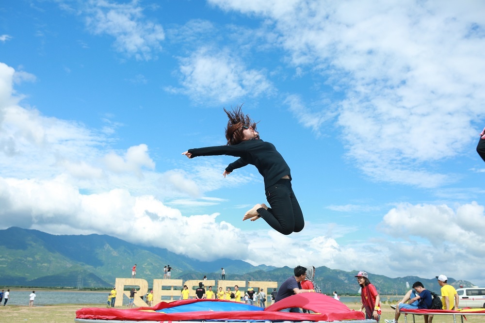   Giây phút sảng khoái khi người chơi nhún mình trên Trampolite và bay tự do giữa không trung.