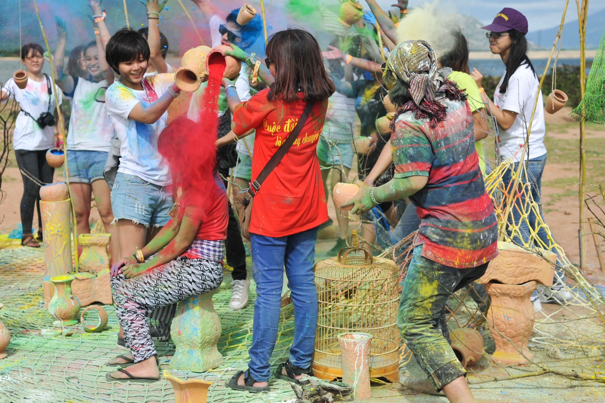  Cuộc sống là những mảng màu, hãy tô màu và làm mới bản thân mỗi ngày - đó là thông điệp từ trò chơi thú vị do Mực Tàu – họa sĩ body painting mang đến The Fire.