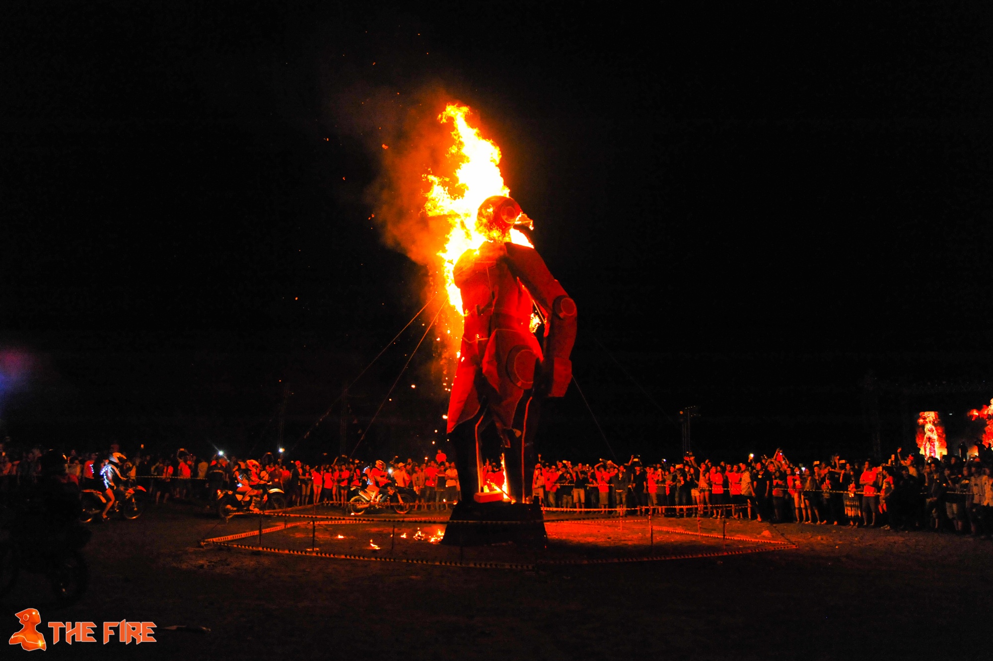   Khoảnh khắc The Man bùng cháy mang lại cảm xúc khó tả cho hàng nghìn người tham dự.