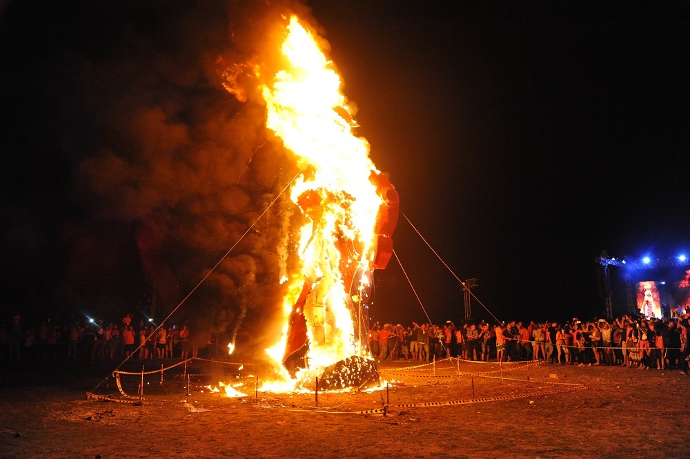     Đây là thời điểm ý nghĩa nhất của chương trình. Ngọn lửa The Man tượng trưng cho việc đốt đi những thói quen cũ kỹ, những sai lầm, quá khứ đau buồn... Từ đó, người chơi cảm nhận một con người mới từ tâm hồn đến vẻ bề ngoài, thay cho con người nhàm chán trước kia. Với tinh thần tự do và trái tim phóng khoáng hơn, họ sẵn sàng đón nhận những khó khăn, thách thức đang chờ phía trước.