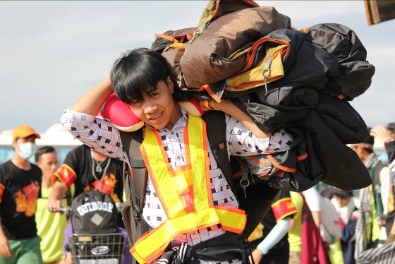 Hầu hết thí sinh đều tỏ ra phấn khich khi đón nhận một cuộc sống hoàn toàn khác biệt, gần như vắng bóng các tiện nghi họ được hưởng thụ hàng ngày.