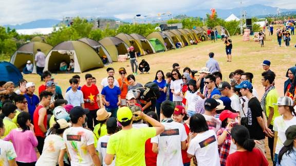 Tính đến 12h30, tổng số lượng người “check – in” đã lên tới gần 1200 bạn trẻ, trong đó có 1 số nhóm đến từ Hà Nội, Nha Trang, Tp.HCM, Đà Nẵng.