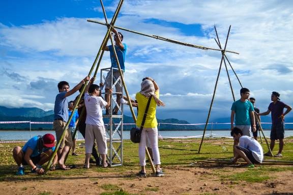 Mỗi đội tham gia phải tự xây đựng khu lưu trú riêng cho mình