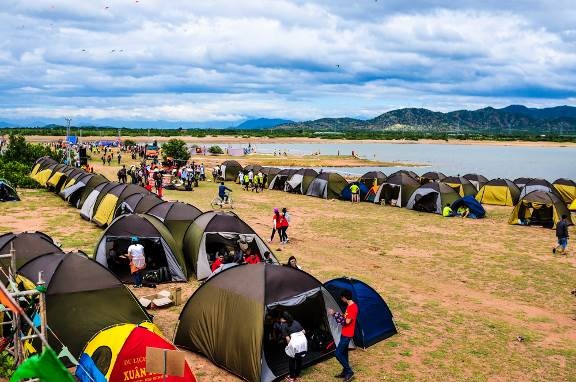 Quan cảnh tổng quan khu lều trại đã được người chơi hoàn thiện