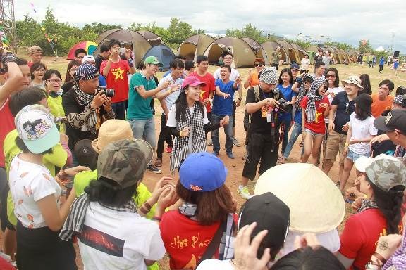 Sau khoảng thời gian chuẩn bị với việc dựng lều, chuẩn bị các hoạt động vui chơi, không gian The Fire trở nên sôi động hơn bao giờ hết. Như một cách rất tự nhiên, người chơi tự hòa vào nhau, nhảy theo điệu nhạc, bon chen nhau “selfie”.