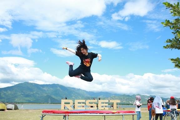 Nhiều bạn trẻ hào hứng tạo hình với trò Trampoline