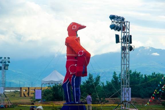 Biểu tượng The Man cũng đã hoàn thiện cho một đêm rực lửa