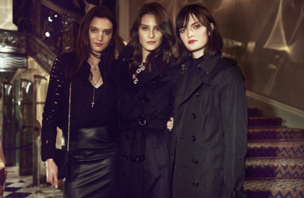 Matilda Lowther, Charlotte Wiggins, và Sam Rollinson ở buổi tiệc Giáng Sinh Claridge/ Burberry
