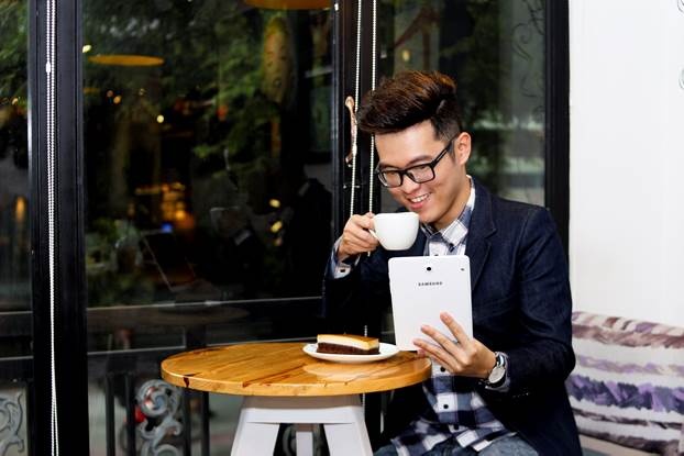 Anh Khang đang được yêu thích bởi những sáng tác đầy cảm xúc về tình yêu và tuổi trẻ.