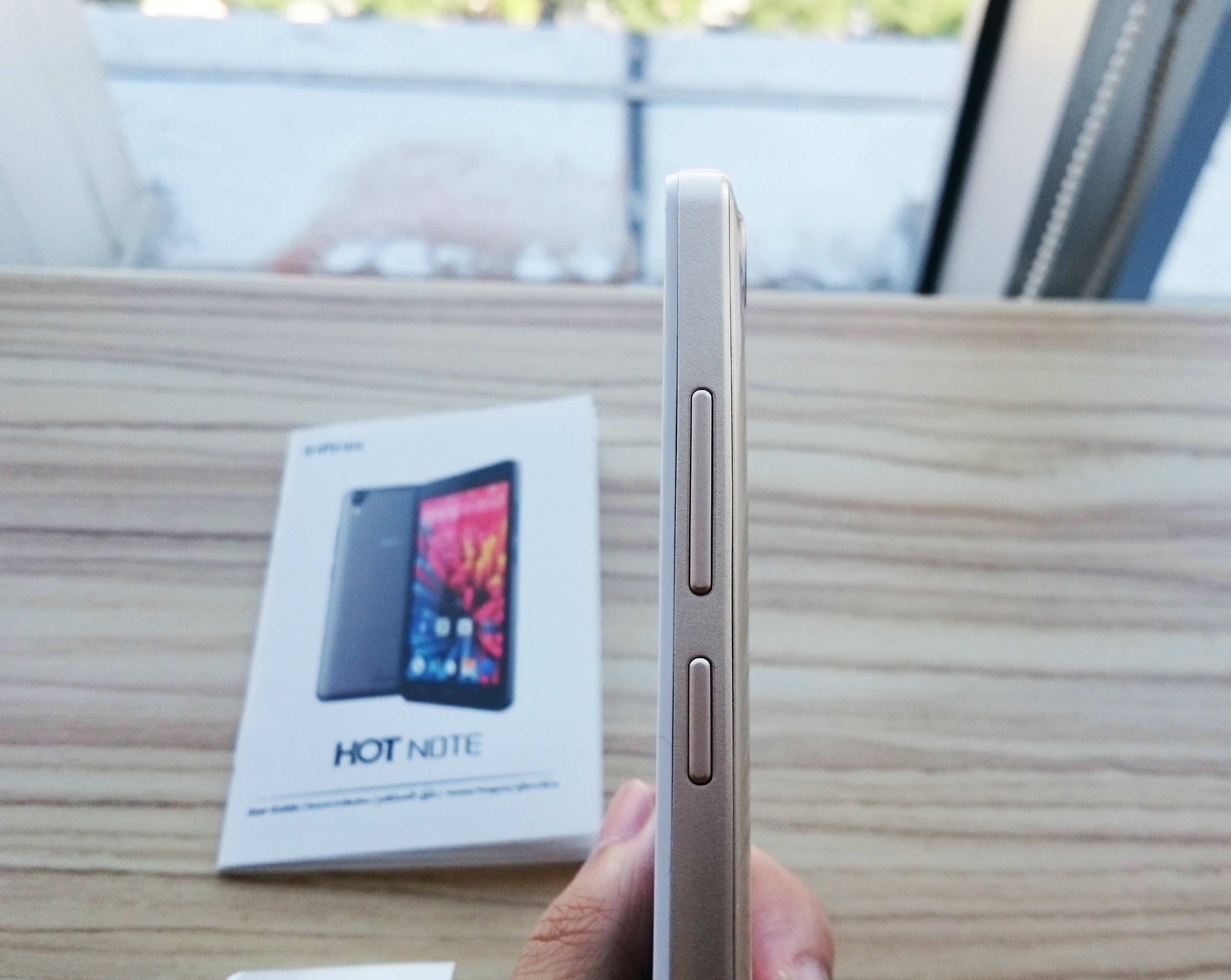 So với các dòng máy 5,5 inch khác, HotNote có thiết kế cực gọn nhẹ khi đạt độ mỏng chỉ 8,9 mm và nặng 17 2g