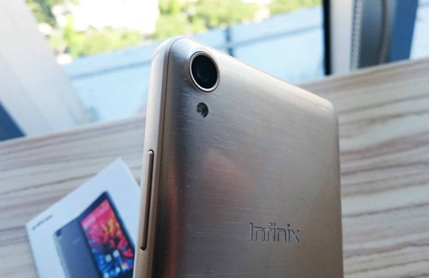 Camera sau 8MP & mặt lưng nhựa phay xước