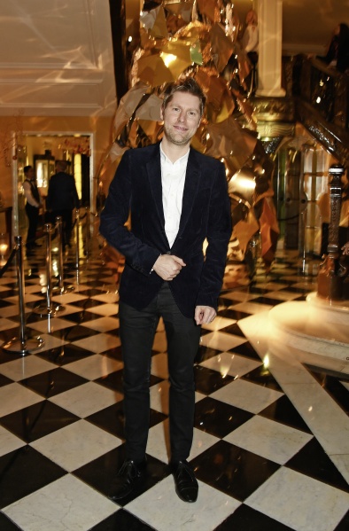 Christopher Bailey – Giám đốc sáng tạo Burberry, cũng là người thiết kế lên cây thông Giáng Sinh Claridge năm nay